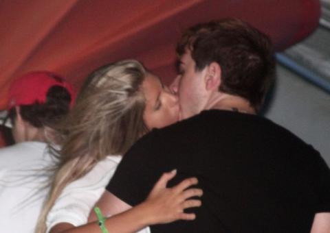 Após 5 dias de término com ex-Panicat, Olin Batista é flagrado aos beijos com outra