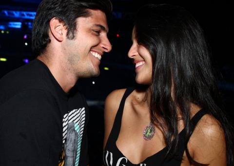 Depois de ser filmado por fã, Bruno Gissoni troca beijos com a namorada