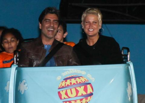  Xuxa leva Junno e brinca com crianças no 'Parque da Xuxa'