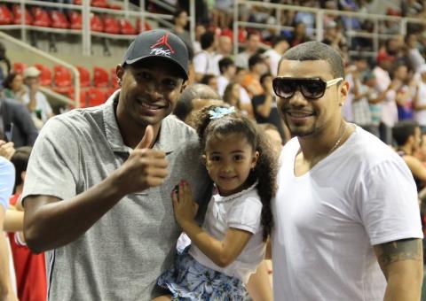  Famosos prestigiam  1ª partida oficial da NBA no Brasil