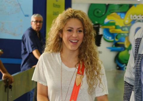  No Brasil, Shakira desembarca com filho de Piqué