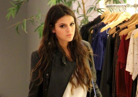 Bruna Marquezine vai ao shopping e posa com fã