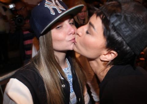  De peruca 'Joãozinho', Sabrina Sato beija mulher em boate GLS