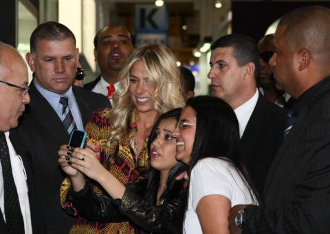  Adriane Galisteu é cercada por vários seguranças após tumulto em evento