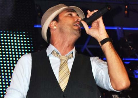 "Agora eu sou evangélico", diz cantor Latino