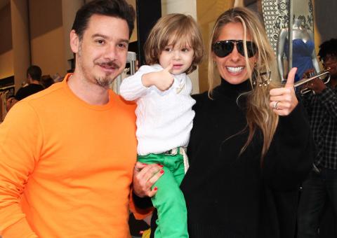  Adriane Galisteu e marido paparicam filho em evento