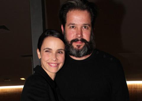 Murilo Benício prestigia Débora Falabella em peça teatral
