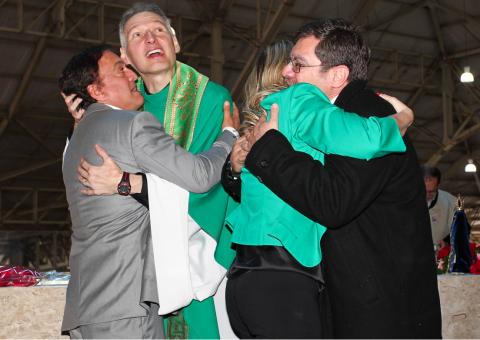  Amigos e familiares choram as saudades na missa de 1 ano de morte de Hebe Camargo