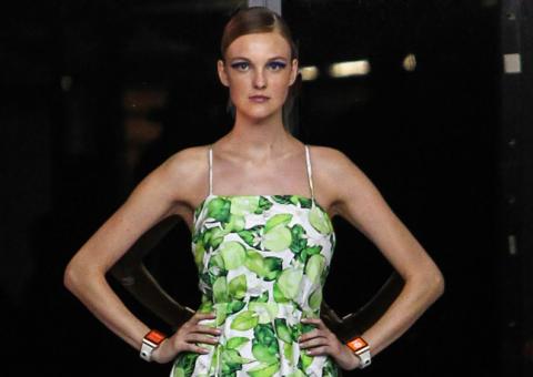  Dois meses após o parto, Carol Trentini volta ao corpo de top model