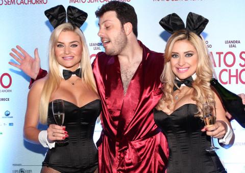 De roupão, Danilo Gentili leva coelhinhas da Playboy para pré-estreia de filme