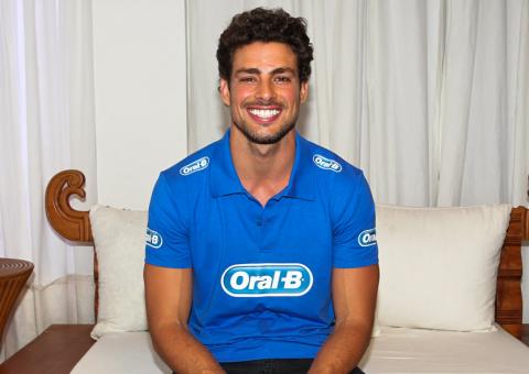  Sem aliança, Cauã Reymond vai a evento 