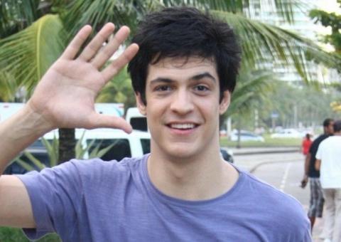 Mateus Solano estuda nazismo para viver 1º vilão em novela das 9