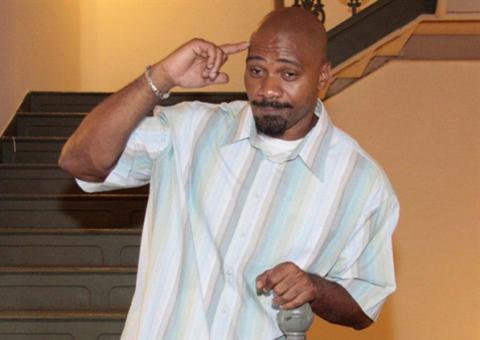 MV Bill se inspira em briga de casal em novo clipe, veja