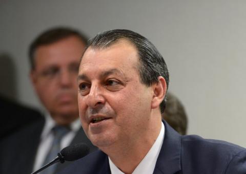  Governador Omar  Aziz suspende aumento de ICMS sobre  combustíveis