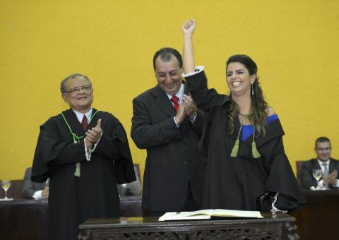 Omar anuncia promoção de 24 mil servidores da educação