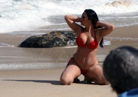 Finalista do 'Musa do Colina' faz ensaio sensual