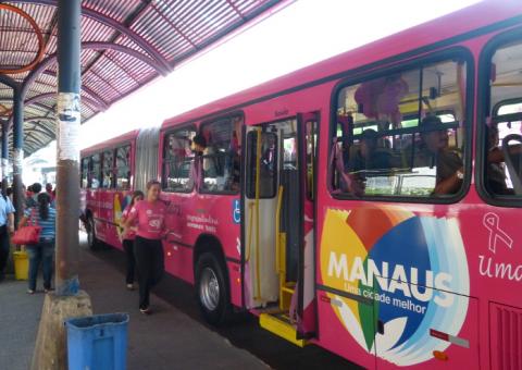 Ônibus ganha  com rosa em  trabalho de orientação das comunidades