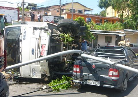 Caçamba tomba em colisão com pick-up em Manaus. Veja todos os ângulos do acidente