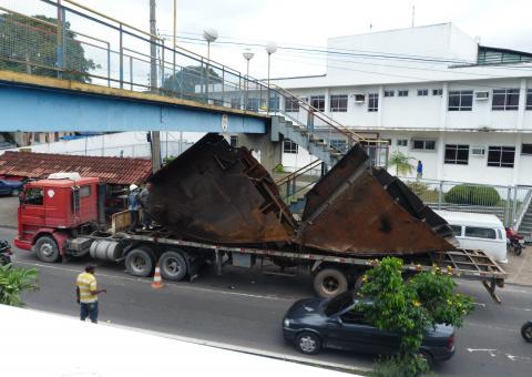 Caminhão fica preso em passarela de pedestres em Manaus