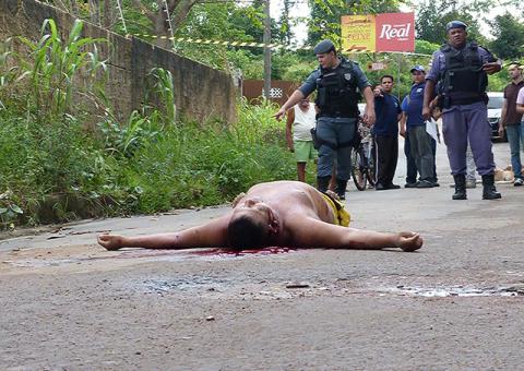Homem é encontrado morto com vários tiros em beco na Redenção