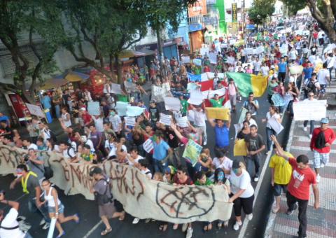 Protesto com dezenas de milhares passa pela Getúlio Vargas