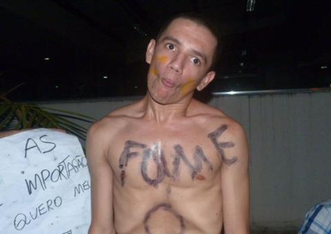 Com humor, manifestantes posam para fotos