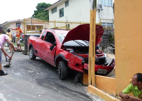 Assalto, capotamento, fuga e troca de tiros no Parque Dez