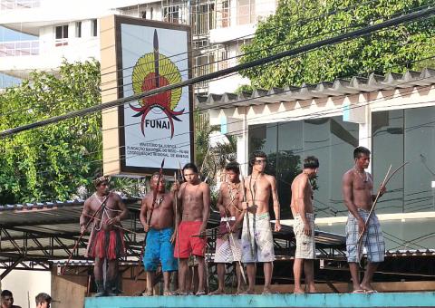 Indígenas liberam reféns e deixam sede da Funai em Manaus