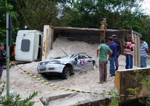Caminhão carregado de areia tomba, cai em cima de carro e mata vigilante na Ponta Negra