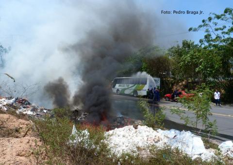 Corpo de Bombeiros não chega a tempo mas incêndio é controlado