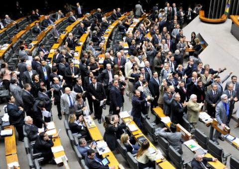 ‘PEC dos mensaleiros’ é aprovada no Senado