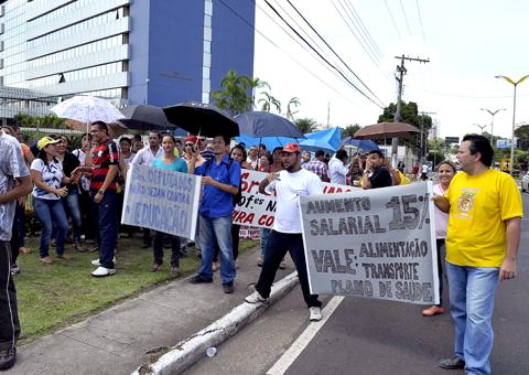 Em nova manifestação em frente à ALEAM, professores decidem paralisar atividades por dois dias