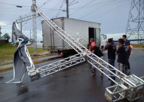 Estrutura desaba na avenida das Torres