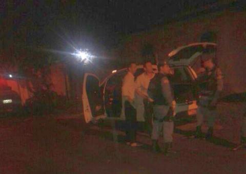 Taxista é roubado e colocado no porta-malas do carro pelos assaltantes