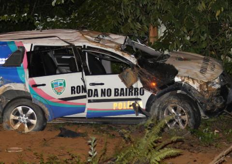Carro do Ronda no Bairro capota durante perseguição a bandido