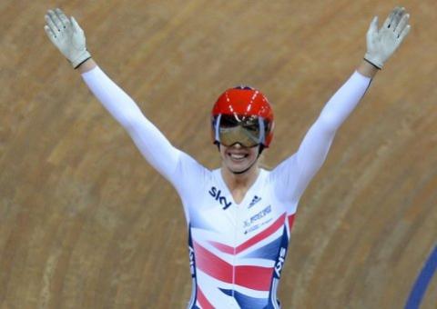Britânica Rebecca James é campeã mundial de velocidade no Ciclismo