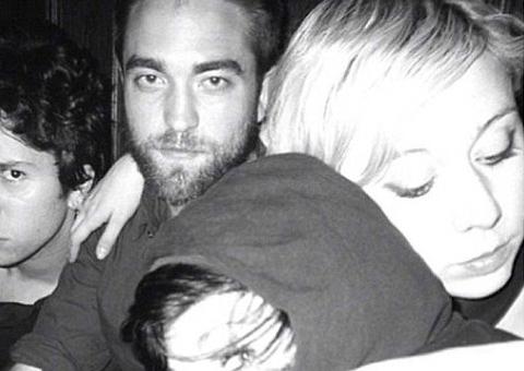  Robert Pattinson é clicado com suposta nova namorada