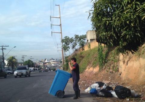 Empresa química descarta lixo na rua