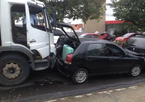 Rodrigo Otávio para por colisão múltipla