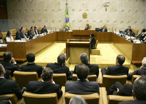 Ministros suspendem sessão que julga réus do mensalão