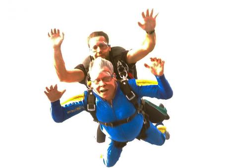 Artur salta de paraquedas em manobra radical na Ponta Negra