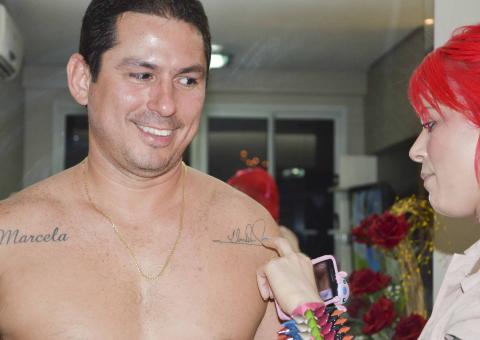 Marcelo Ramos tira a roupa e  mostra tatuagem para Vivi
