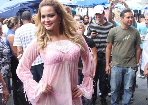Geisy Arruda desfila com lingerie em plena 25 de Março
