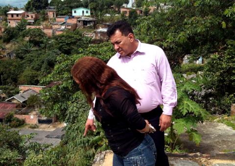 No Conjunto Campos Salles, Comissão de Defesa Civil da ALEAM faz inspeção em casa que ameaça desabar