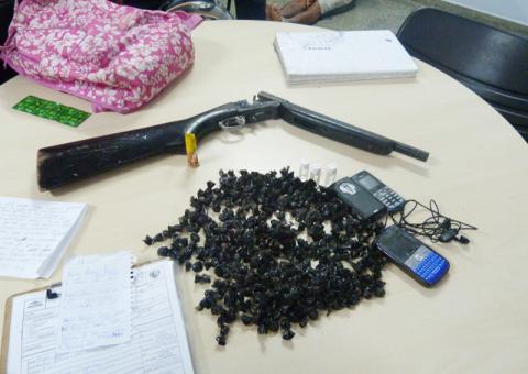 O mundo  cão  entra e sai de uma delegacia todos os dias