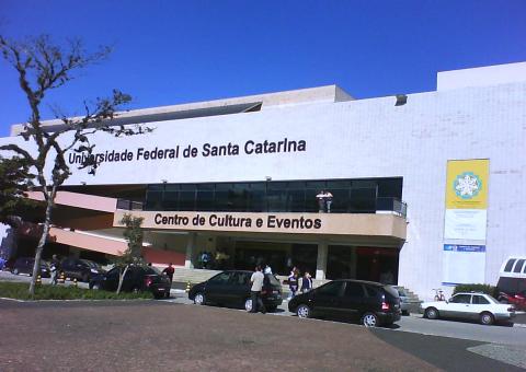 Universidade pode escolher critérios para revalidar diploma obtido no exterior