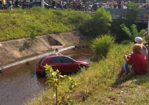 Veículo cai em igarapé na Avenida Brasil