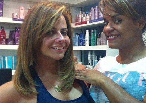  Viviane Araújo desiste do megahair e corta cabelos nos ombros
