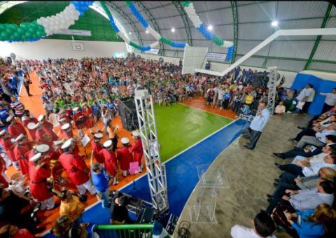 Omar assina editais com 6.650 vagas para professores