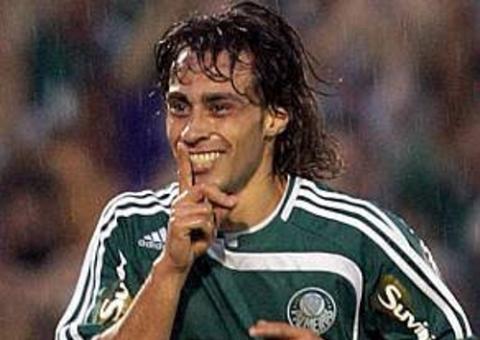 Valdivia é convocado e desfalca o Palmeiras novamente